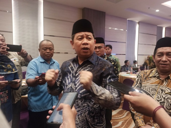 GATHERING: Kepala Kanwil Kemenag Kalsel Muhammad Tambrin dalam acara Media Gathering Kebijakan Penyelenggaraan Ibadah Haji dan Umrah di Fugo Hotel Banjarmasin, Sabtu (14/10) tadi. | FOTO: SUTRISNO/RADAR BANJARMASIN