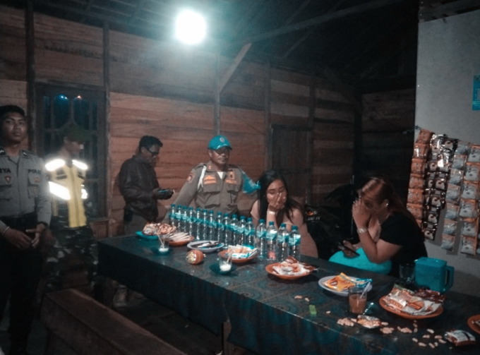 PANTAUAN: Anggota Pol PP, Polres HSU dan Kodim HSU/BLG melaksanakan pemantauan di sejumlah warung remang-remang di wilayah HSU. | Foto: Akbar/Radar Banjarmasin