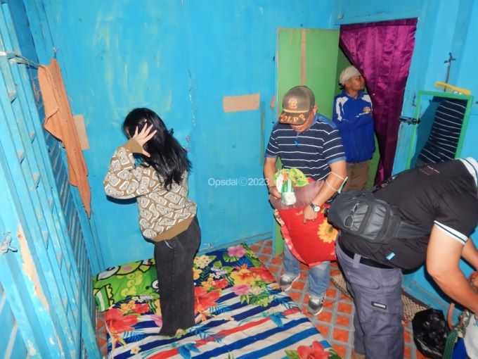 KEPERGOK : Salah seorang PSK yang diamankan ketika menjajakan diri di Eks Lokalisasi Pembatuan, Jumat (20/10) malam. | FOTO: SATPOL-PP BANJARBARU UNTUK RADAR BANJARMASIN