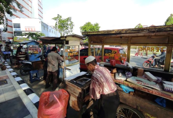 KAKI LIMA: Pedagang kaki lima di Jalan Anang Adenansi dipotret kemarin (23/10). Mereka bakal digusur Satpol PP demi pembersihan trotoar. | FOTO: WAHYU RAMADHAN/RADAR BANJARMASIN