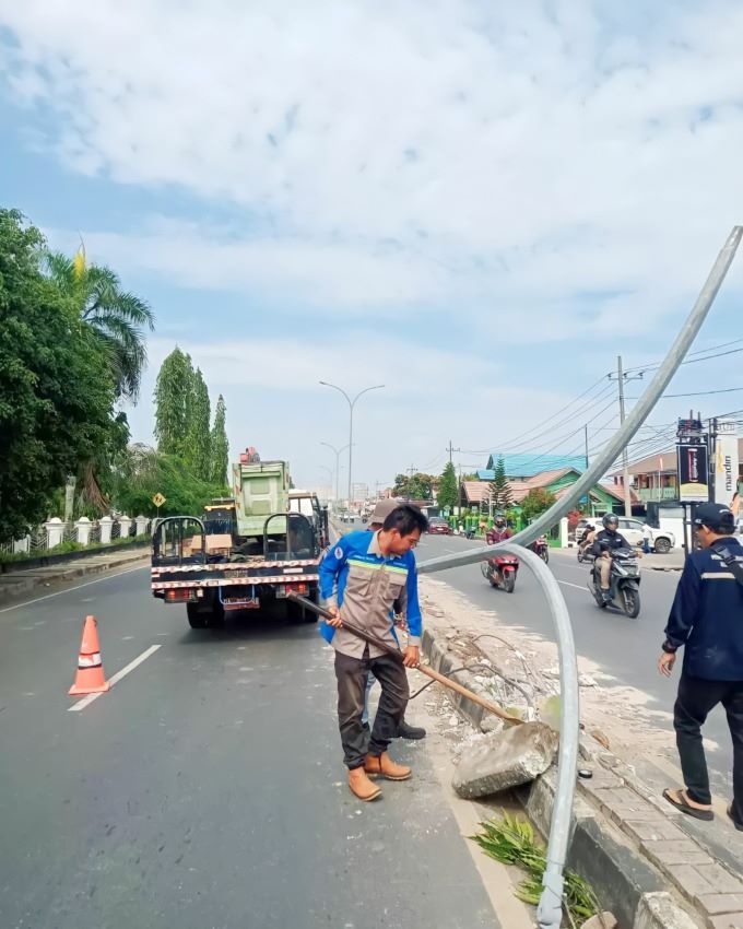 ROBOH : Tiang PJU di Jalan A Yani Km 24,5 Banjarbaru roboh akibat tertabrak truk yang hilang kendali, Rabu (25/10) dini hari. | FOTO: DISPERKIM KOTA BANJARBARU UNTUK RADAR BANJARMASIN