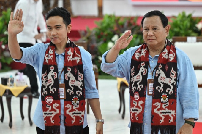 MENDAFTAR: Pasangan Capres Prabowo Subianto dan Cawapres Gibran Rakabuming Raka ke KPU RI, kemarin siang. | FOTO: ADEK BERR/AFP