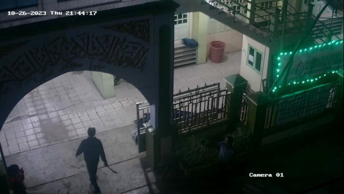 BAWA PARANG: Seorang pria tak dikenal diduga menyerang santri di Pondok Pesantren Darussalam, Martapura, Kamis (26/10) malam. (Foto: Tangkapan layar video CCTV)