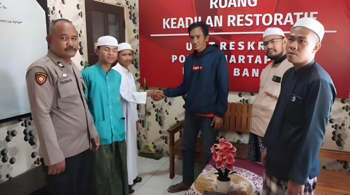 DAMAI: Idang (41) yang terekam mengacungkan parang kepada santri Ponpes Darussalam, Martapura akhirnya minta maaf, dan kasus berakhir damai. | FOTO: HUMAS POLRES BANJAR UNTUK RADAR BANJARMASIN