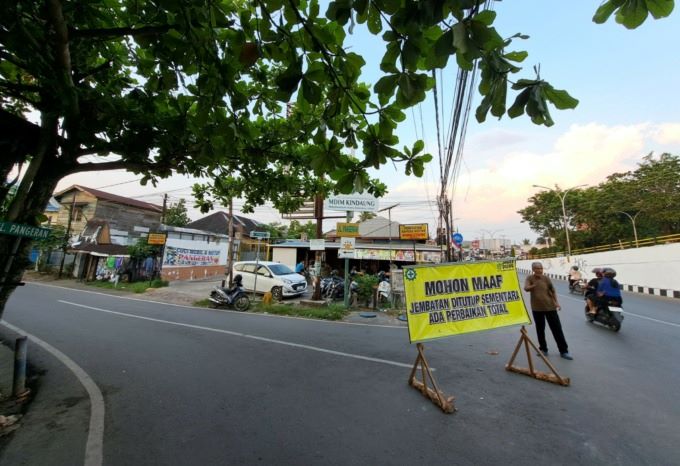 MOHON MAAF: Pengendara yang hendak masuk ke Jalan Pangeran diminta mencari rute alternatif. Sebab Jembatan Sungai Kindaung sedang dibongkar. | FOTO: WAHYU RAMADHAN/RADAR BANJARMASIN