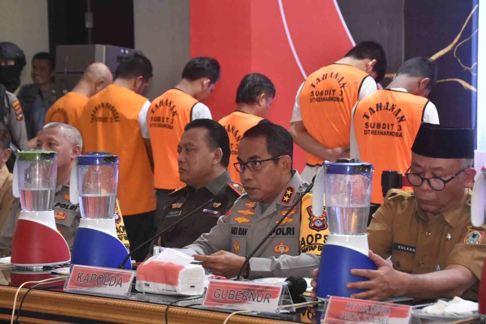 JADI TAHANAN: Polda Kalsel menggelar pemusnahan barang bukti narkoba hasil pengungkapan kasus sejak 21 September hingga 26 Oktober tadi. Para tersangka juga dihadirkan, kemarin (M OSCAR FRABY/RADAR BANJARMASIN)