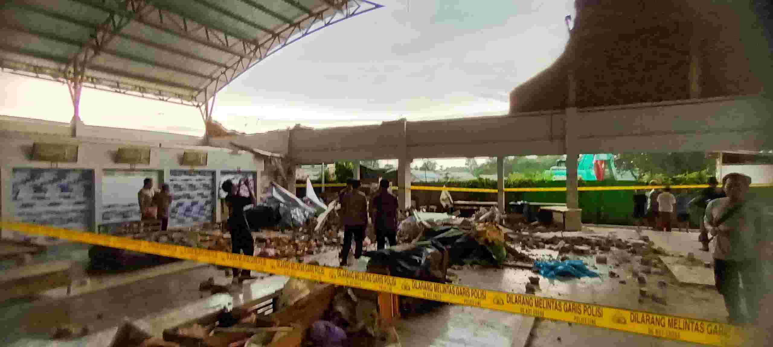 DISELIDIKI: Situasi lokasi ambruknya dinding Pasar Bauntung Tanjung, kemarin sore. (Foto : ibnu/radar banjarmasin)