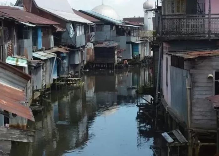 KUMUH: Permukiman bantaran sungai di Banjarmasin. Disebut kota besar sekalipun, jamban apung masih mudah ditemukan di sini. (FOTO: WAHYU RAMADHAN/RADAR BANJARMASIN )