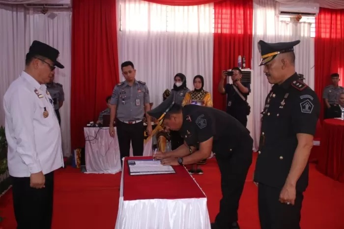 PERGANTIAN KALAPAS: Serah terima jabatan antara Herliadi kepada Faozul Anshori di depan Kadiv Pemasyarakatan Kemenkumham Kalsel, Sri Yuwono. (LAPAS KELAS II A BANJARMASIN FOR RADAR BANJARMASIN