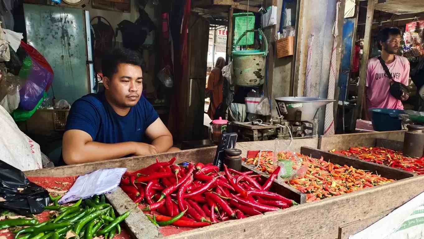MASIH MAHAL: Seorang pedagang menjaga lapak cabainya di Pasar Ulin Raya, Kelurahan Landasan Ulin Tengah, Kecamatan Liang Anggang, Kamis (2/11). (BAYU ADITYA RAHMAN/RADAR BANJARMASIN)