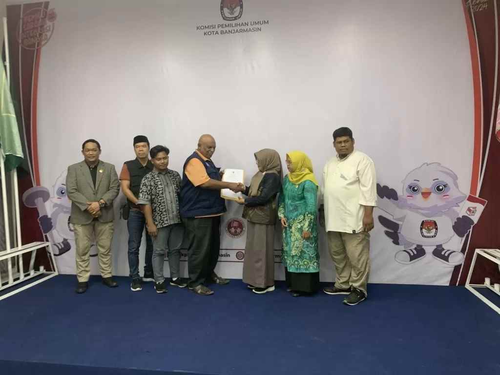 SERAHKAN: Penyerahan berita acara keputusan penetapan DCT di aula kantor KPU Banjarmasin, Jumat (3/11) sore