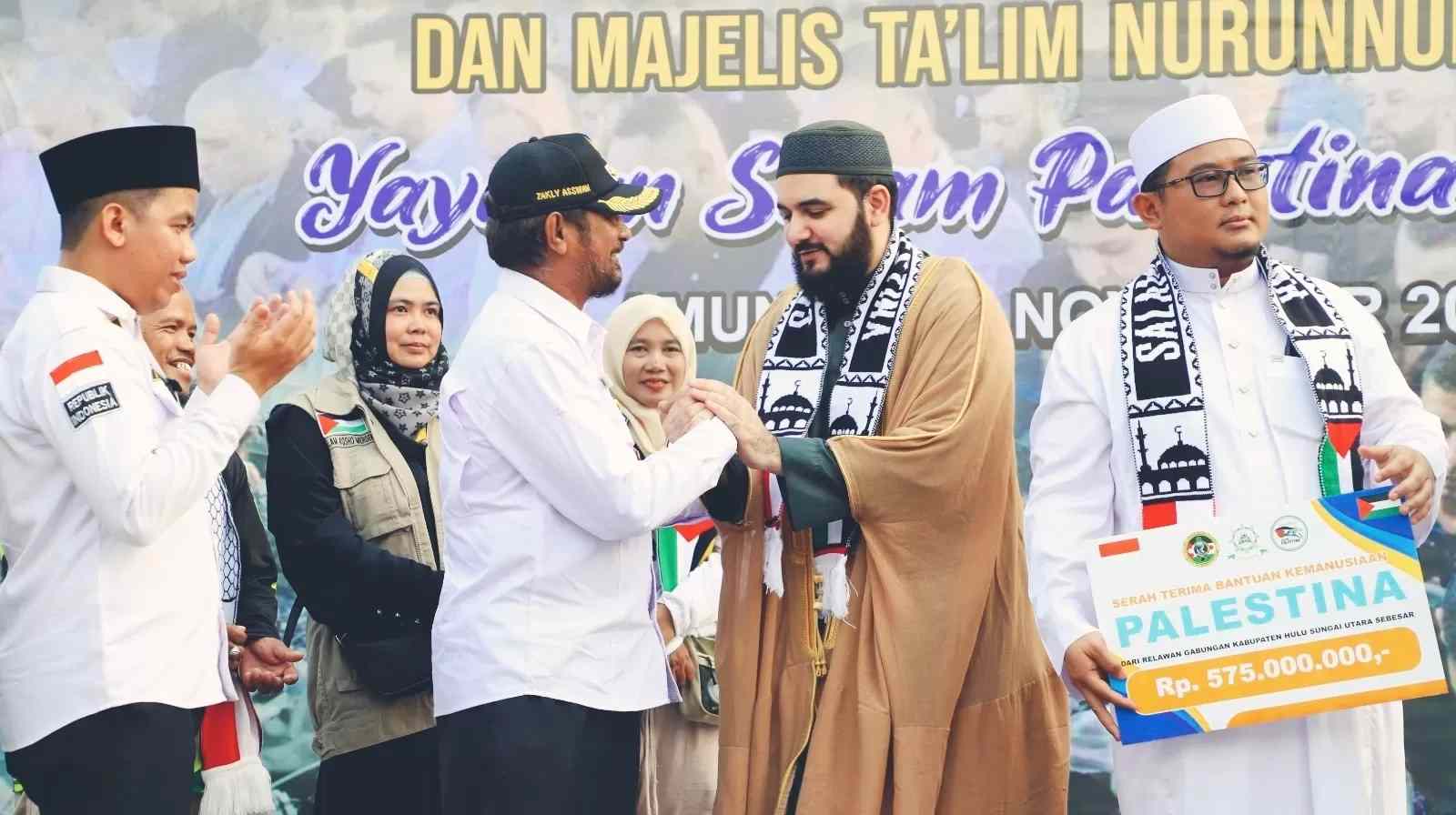 MOMEN: Ketua DPRD HSU Almien Ashar, Pj Bupati Zakly Aswan, hadir pada penyerahan donasi peduli Palestina di Siring Itik Kabupaten HSU, Rabu (1/11) sore. ((Foto: Akbar/Radar Banjarmasin))