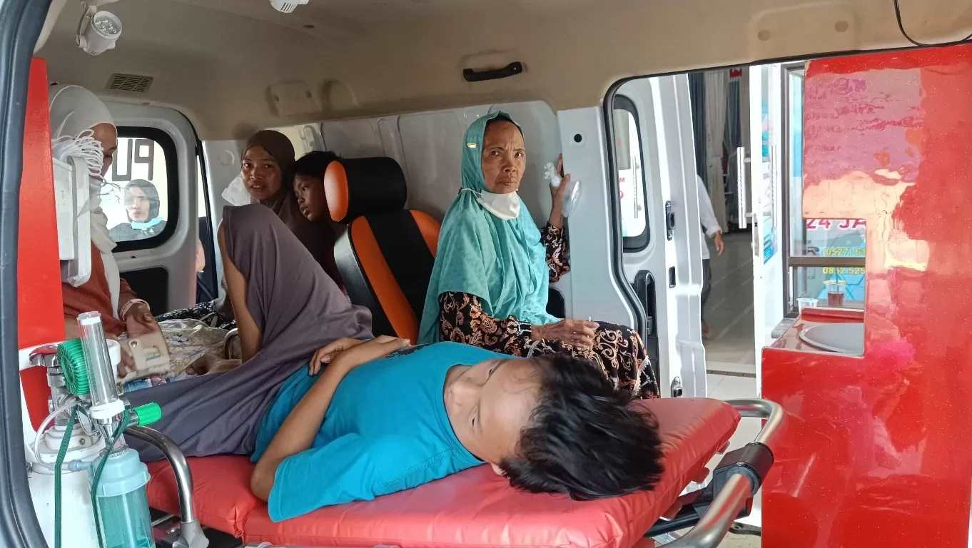 KERACUNAN: Warga Desa Padang Tanggul, Bajawit, dan Murung Panggang diduga mengalami keracunan massal usai mengonsumsi makanan hajatan di Desa Padang Tanggul. (FOTO: AKBAR/RADAR BANJARMASIN)