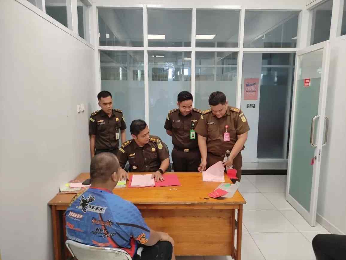 DISERAHKAN: Kejaksaan Negeri Tapin memeriksa berkas pelaku pembakar lahan yang diamankan Polres Tapin. (Foto by Kejaksaan Tapin for Radar Banjarmasin)