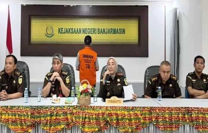 Kajari Banjarmasin Indah Laila saat penerimaan tahap II tersangka Lian Silas, ayah gembong narkoba Fredy Pratama setelah berkasnya dalam tindak pidana pencucian uang (TPPU) dinyatakan lengkap. (Firman/Antara)