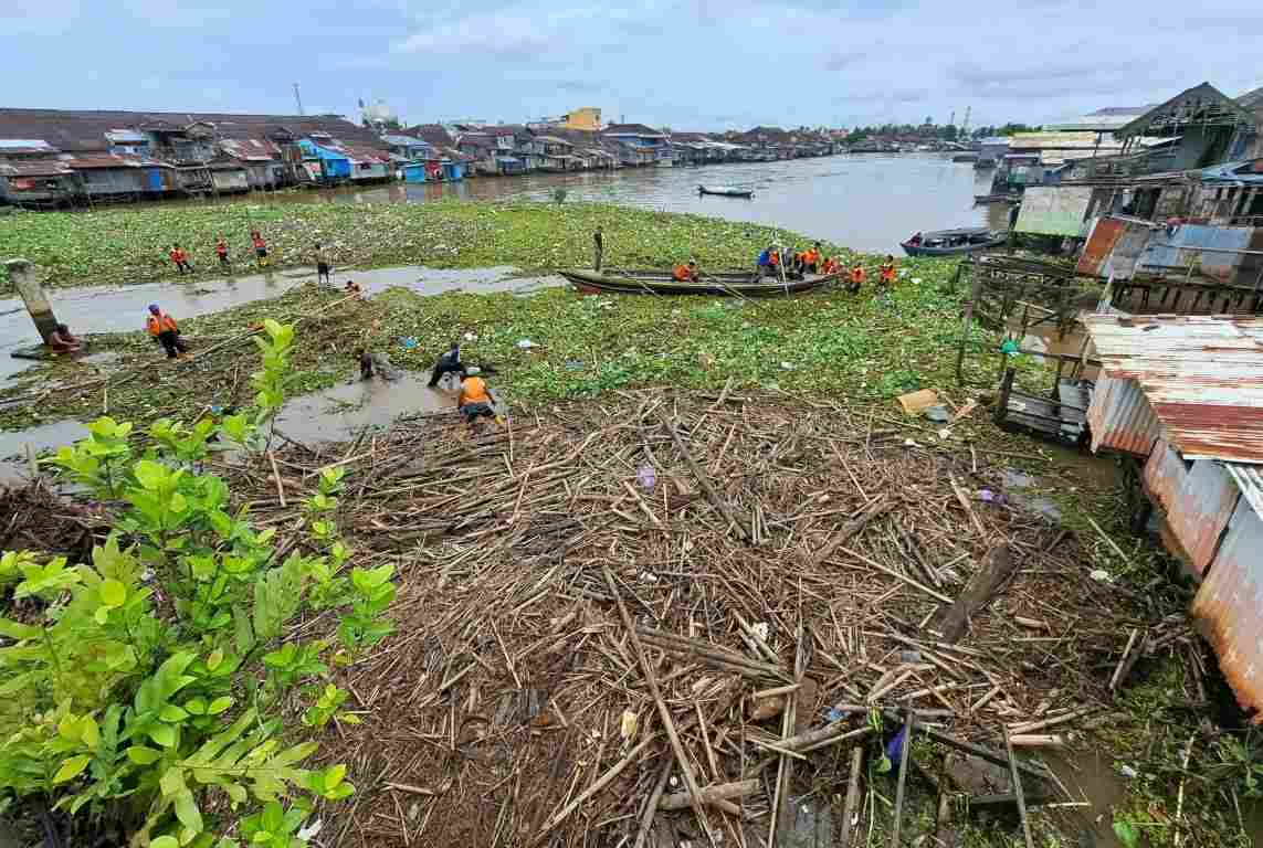 SABAN TAHUN: Potret pampangan ketika menggempur aliran Sungai Martapura, persis di kawasan Jembatan 9 November alias Jembatan Pasar Lama, beberapa waktu lalu. (FOTO: WAHYU RAMADHAN/RADAR BANJARMASIN)