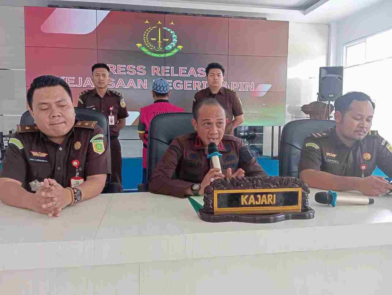 Kepala Kejari Tapin Adi Fakhrudin menggelar konferensi pers perkembangan kasus korupsi dana BOS, Selasa (7/11). (Foto: Rasidi Fadli/Radar Banjarmasina)