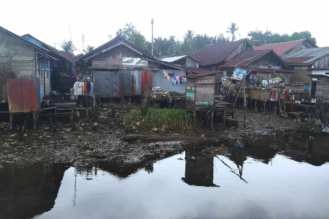 PERLU SENTUHAN: Ilustrasi foto kawasan kumuh di Banjarmasin. (FOTO; WAHYU RAMADHAN/RADAR BANJARMASIN)