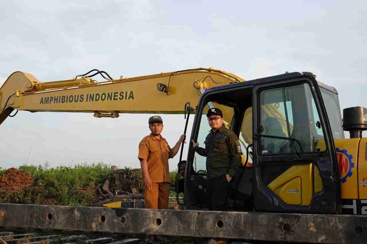 TURUN LANGSUNG: Bupati HST, H Aulia Oktafiandi meninjau langsung kerja alat berat excavator amphibi di Desa Pahalatan, Kecamatan Labuan Amas Uatar, Senin (6/11/2023). (FOTO: PROKOM FOR RADAR BANJARMASI)