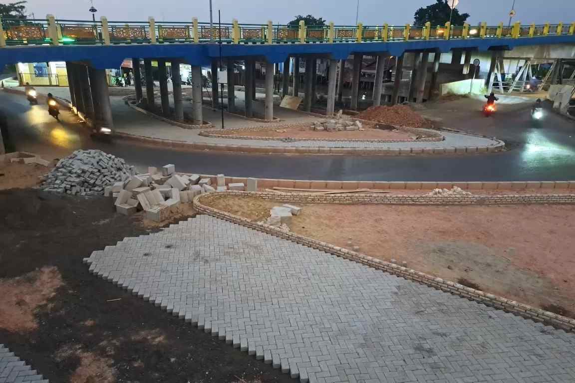 MASIH BERPROSES: Pembangunan taman di bawah Jembatan HKSN alias Jembatan Patih Masih, ditargetkan rampung Desember 2023. (FOTO: WAHYU RAMADHAN/RADAR BANJARMASIN)
