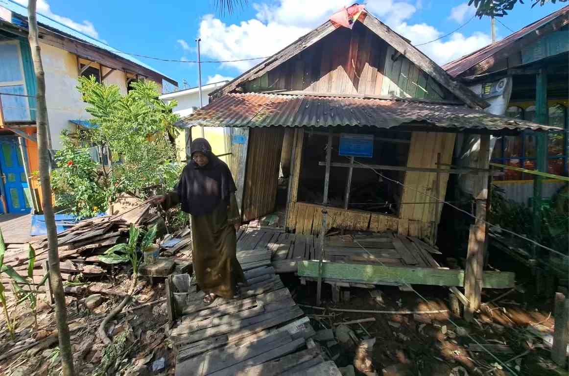 HAMPIR ROBOH: Salah satu rumah tidak layak huni yang menjadi sasaran bedah rumah Dinas Sosial, berada di kawasan Banjarmasin Utara. (FOTO: WAHYU RAMADHAN/RADAR BANJARMASIN)
