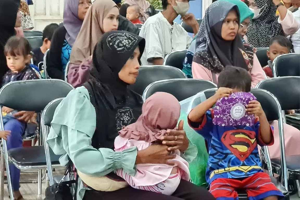 NGANTRE: Ibu dan balita yang menerima bantuan stunting di kantor Kecamatan Banjarmasin Selatan (FOTO: WAHYU RAMADHAN/RADAR BANJARMASIN)