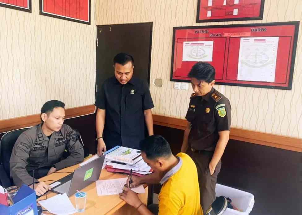 TR tersangka dugaan korupsi dana nasabah saat akan dilakukan penahanan oleh Seksi Pidsus Kejaksaan HSU. (Foto: Kejari HSU/Radar Banjarmasin)