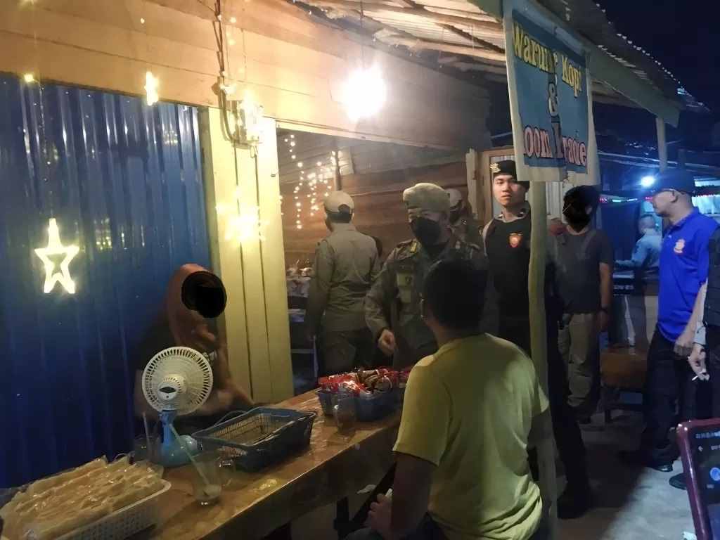PATROLI : Dinilai meresahkan, petugas Satpol-PP Kota Banjarbaru memantau aktivitas warung jablay di Jalan Trikora, Kelurahan Landasan Ulin Tengah, beberapa waktu lalu. (FOTO: FADLAN ZAKIRI/RADAR BANJARMASIN)