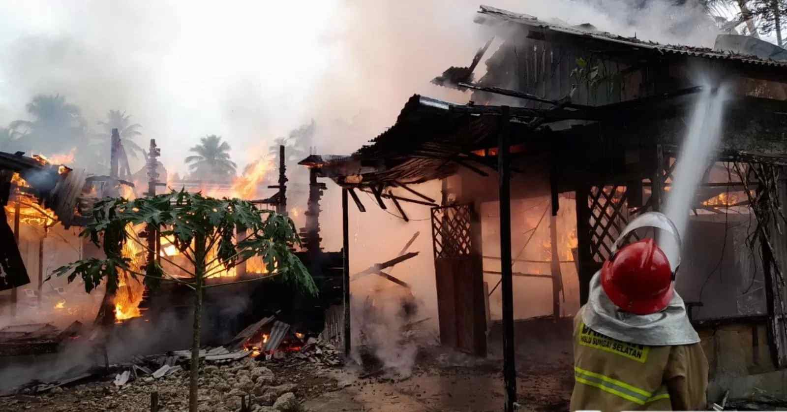 PADAMKAN: Pemadam kebakaran Kandangan saat memadamkan api yang membakar sejumlah pemukiman. (FOTO SATPOL PP DAN DAMKAR KABUPATEN HSS FOR RADAR BANJARMASIN)