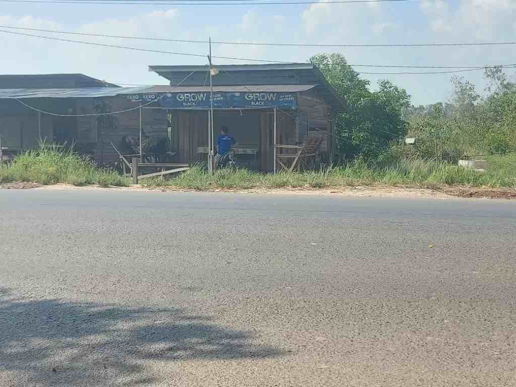 TIBA DI LOKASI: Petugas Satpol PP Banjarbaru tiba di depan warung jablay Jalan Trikora, Kelurahan Landasan Ulin Tengah, Kecamatan Liang Anggang.
