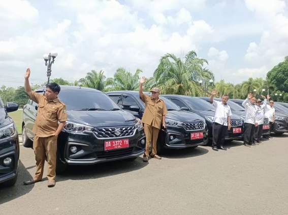 &nbsp;SERAHKAN: Bupati Balangan Abdul Hadi menyerahkan kunci mobil operasional secara simbolis untuk 151 kepala desa di wilayahnya. (FOTO: M DIRGA/RADAR BANJARMASIN)