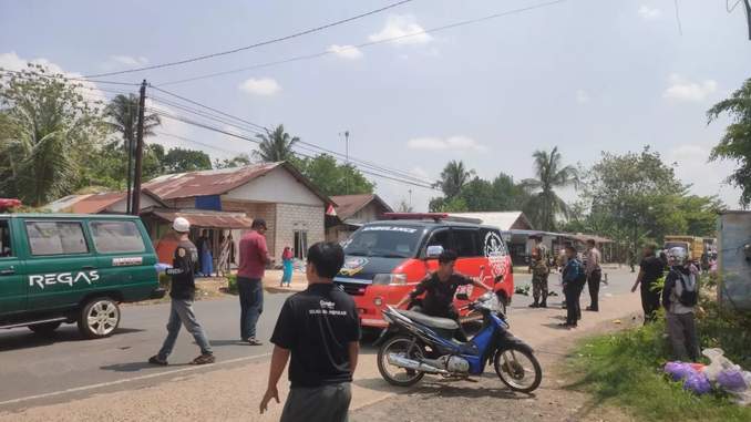 KECELAKAAN MAUT: Petugas kepolisian sedang mensterilkan tempat kejadian kecelakaan maut di Jalan Ir PHM Noor, Sungai Ulin, Banjarbaru Utara (FOTO: GRUP EMERGENCY BANJARBARU)