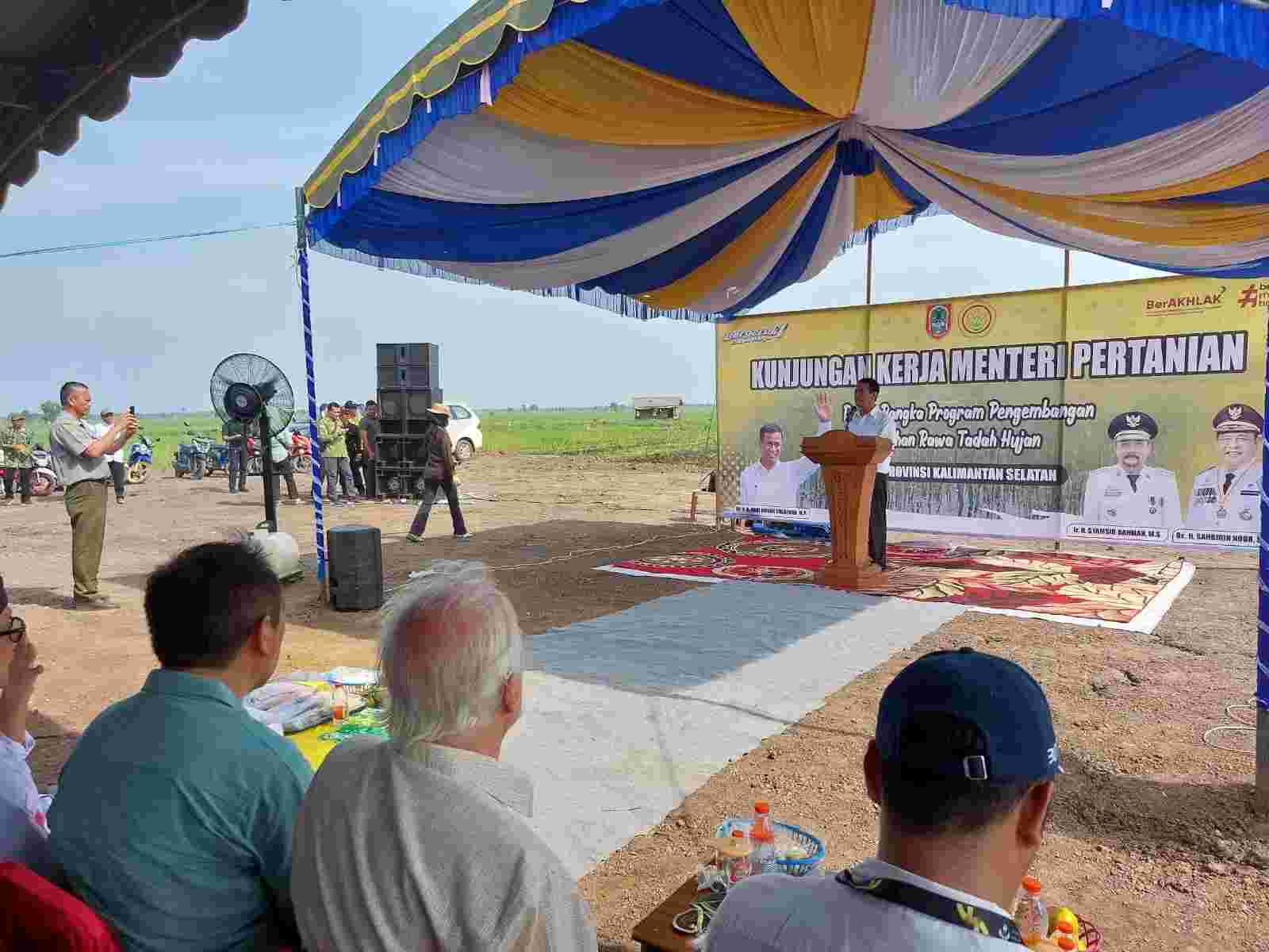 SAMBUTAN: Menteri Pertanian Andi Amran Sulaiman menyampaikan ingin mengoptimalkan lahan tidur di Kalsel, saat kunjungan kerja ke Desa Padang, Kecamatan Bati-Bati, Kamis (16/11).