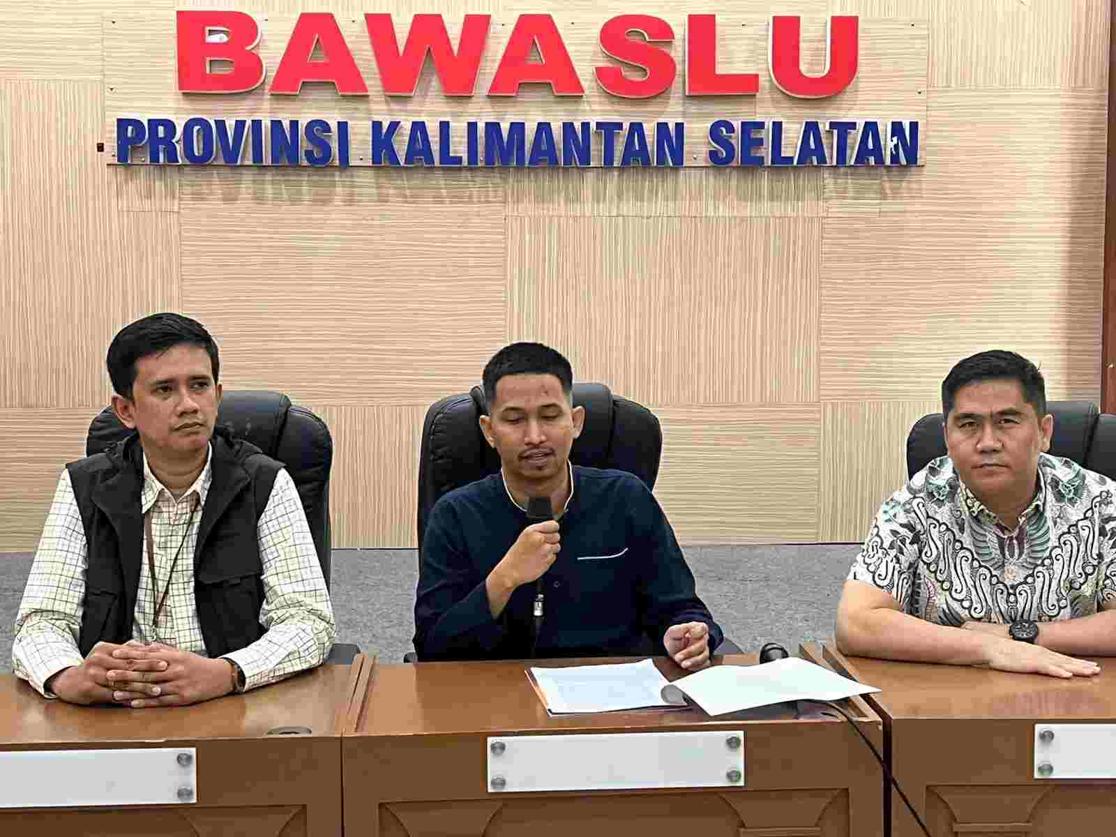 SAMPAIKAN PLENO: Bawaslu Kalsel menyampaikan hasil pleno penelusuran dugaan pelanggaran pemilu oleh Madun kepada wartawan, Jumat (17/11) (FOTO: OSCAR FRABY/RADAR BANJARMASIN)