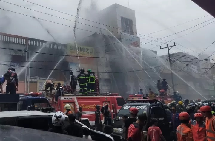 MUSIBAH RUTIN: Relawan BPK mengepung kebakaran yang terjadi di Banjarmasin, beberapa waktu lalu.