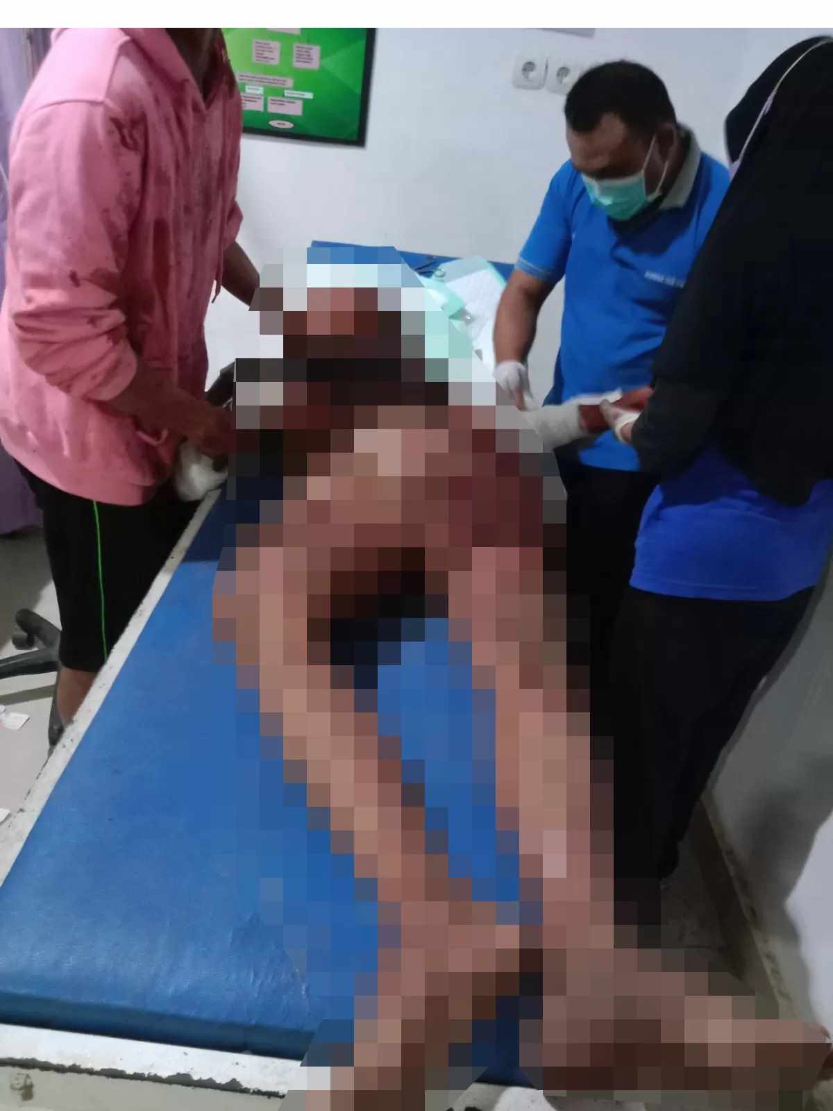 PERAWATAN: Korban mendapat perawatan di Puskesmas Teluk Kepayang, usai dibacok seorang pria pada Jumat (17/11) sekitar pukul 00.30 Wita lalu. - (FOTO: POLRES TANAH BUMBU)