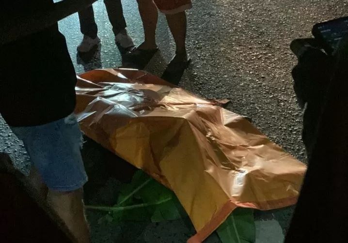 EVAKUASI : Jasad Wahyudin Umar, yang diduga jadi korban tabrak lari di KM 12 Achmad Yani, Kabupaten Banjar dievakuasi oleh relawan emergency, Minggu (19/11) dini hari. (FOTO: GRUP EMERGENCY)