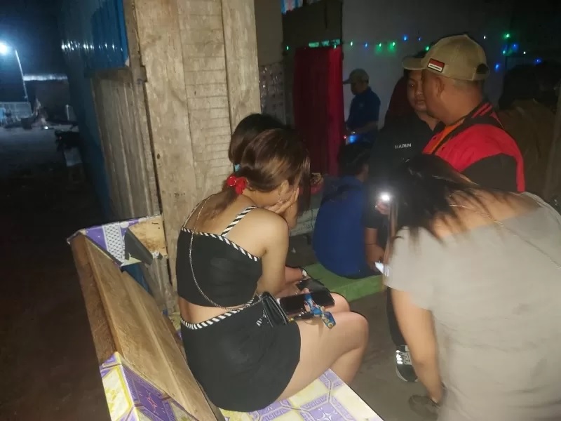 DIDATA: Sejumlah wanita penjaga warjab di Jalan Trikora saat didata oleh petugas gabungan, baru-baru tadi. (FOTO: FADLAN ZAKIRI/RADAR BANJARMASIN)