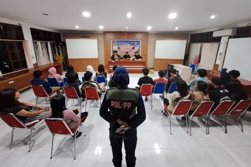 DI MARKAS KOMANDO: Satpol PP Banjarmasin ketika mengamankan pasangan bukan suami istri yang terjaring razia pekat, beberapa waktu lalu. (FOTO: WAHYU RAMADHAN/RADAR BANJARMASIN)