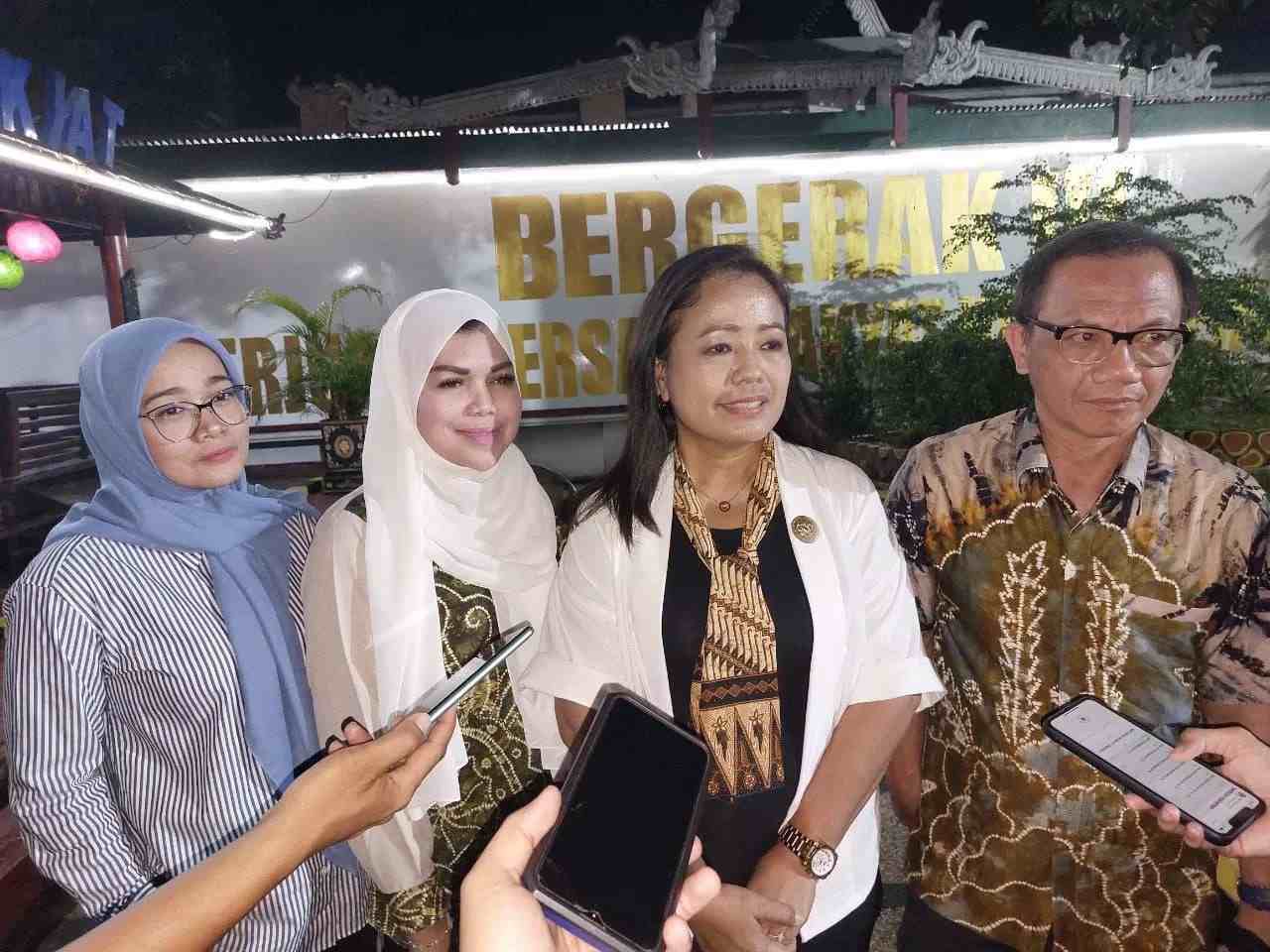 UNGKAP: Ketua Komisioner KI RI, Rospita Visi Paulyn menyampaikan rendahnya Indeks Keterbukaan Informasi Publik (IKIP) Kalsel usai audiensi dengan Paman Birin, Jumat (24/11) malam. (Foto: M Oscar Fraby/Radar Banjarmasin)