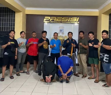 DITANGKAP: Kedua pelaku pengeroyokan ditangkap oleh polisi. (FOTO: POLRES FOR RADAR BANJARMASIN.)