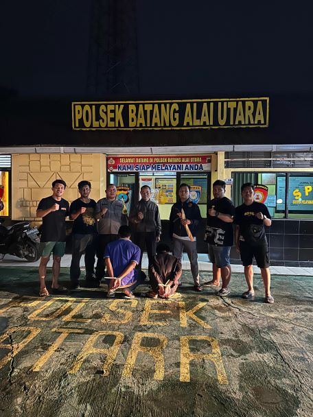 DITANGKAP: Dua pelaku pembacokan di Desa Ilung, Minggu (26/11) lalu berhasil diamankan personel Polres HST.(foto: Polres HST/Radar Banjarmasin)