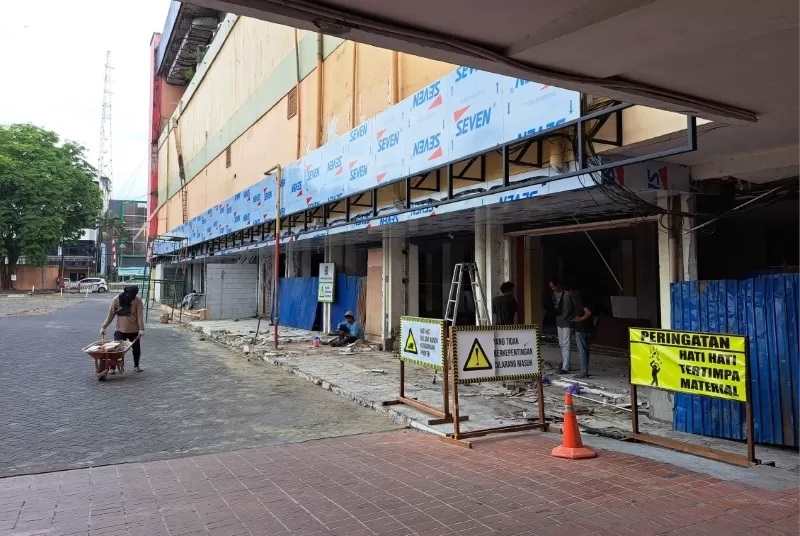 EKS MITRA: Merombak lantai dasar eks Mitra Plaza untuk dijadikan Mal Pelayanan Publik (MPP) Banjarmasin, pemko mengucurkan anggaran Rp4,4 miliar. (FOTO: WAHYU RAMADHAN/RADAR BANJARMASIN)