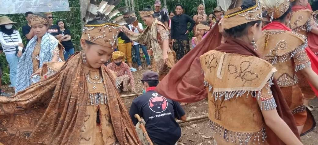 TANAM BENIH: Warga Dayak Deah di Desa Liyu, Kecamatan Halong, Kabupaten Balangan melakukan ritual Melatu Wini untuk menanam padi. (Foto: M Dirga)