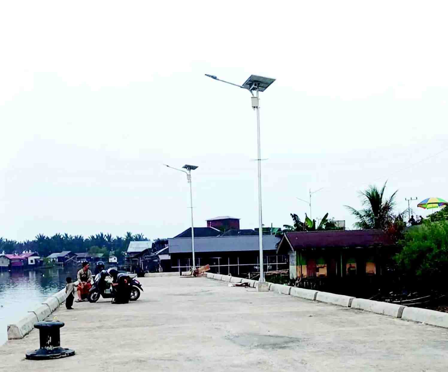 PEMBENAHAN: Sudah ada lampu penerangan di dermaga Margasari. Dishub menargetkan tahun 2024 sudah bisa dipakai. (Foto: Camat CLS for Radar Banjarmasin )