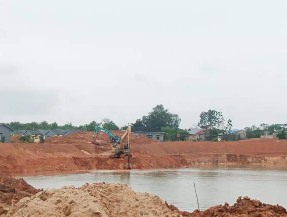 MASIH TERGENANG : Kondisi galian Embung Gunung Kupang di Kelurahan Cempaka, Kecamatan Cempaka, Kota Banjarbaru dipenuhi air (Foto: Fadlan Zakiri/Radar Banjarmasin)