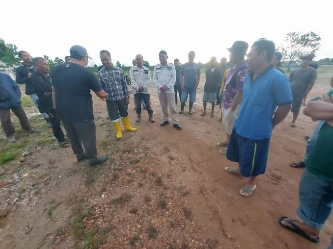 TUTUP AKSES: Sejumlah warga RT 12, Guntung Damar, Kelurahan Guntung Payung menutup akses proyek pembangunan akses baru menuju Bandara Syamsudin Noor. (FOTO: M FADLAN ZAKIRI/RADAR BANJARMASIN)