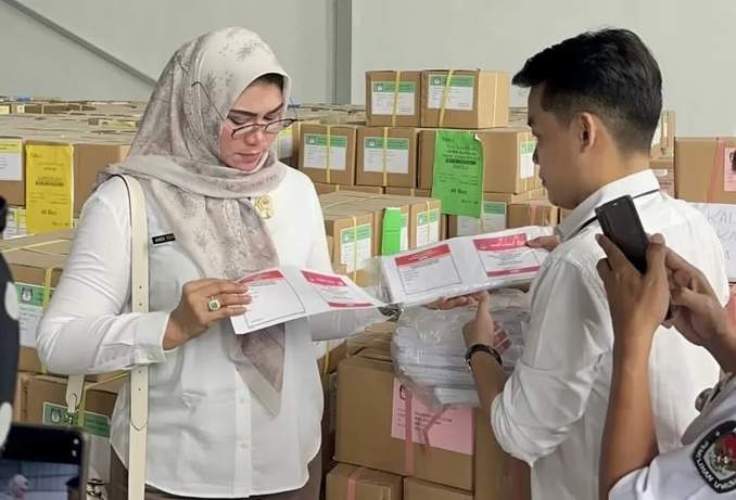 CEK: Ketua KPU Kalsel Andi Tenri Sompa mengecek langsung hasil pencetakan surat suara pemilu di Surabaya, Gresik, dan Kudus. (FOTO: M OSCAR FRABY/RADAR BANJARMASIN)