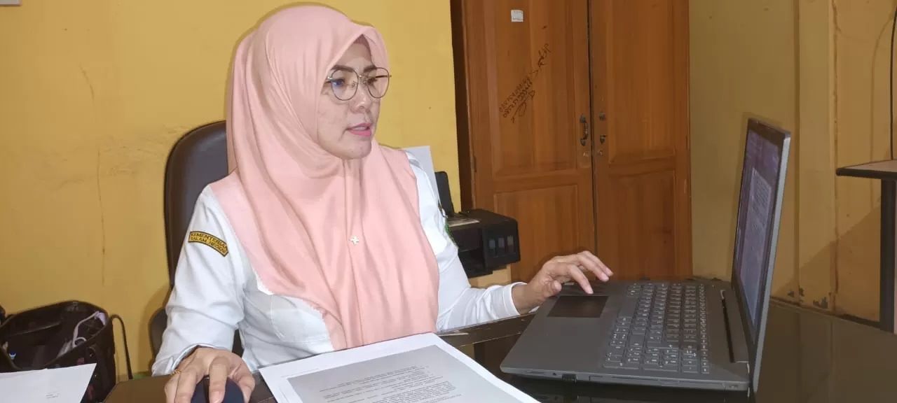 MENGACU PP: Kepala Bidang Hubungan Industrial dan Jaminan Sosial Disnaker Tabalong, Lyla Susanti mengatakan UMK Tabalong 2024 sudah disahkan Gubernur Kalsel, H Sahbirin Noor. (foto : Ibnu Dwi Wahyudi)