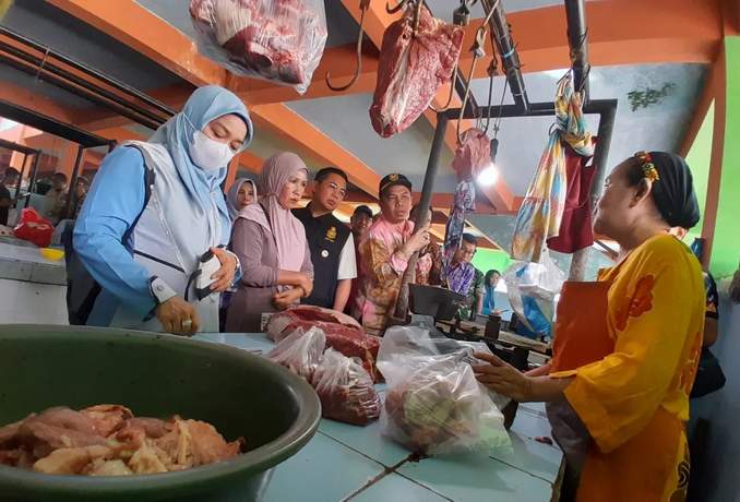 SIDAK PASAR: Wali Kota Banjarmasin, Ibnu Sina ketika menanyakan harga daging dan ayam potong kepada pedagang Pasar Kuripan, Jumat (8/12). (FOTO: WAHYU RAMADHAN/RADAR BANJARMASIN)
